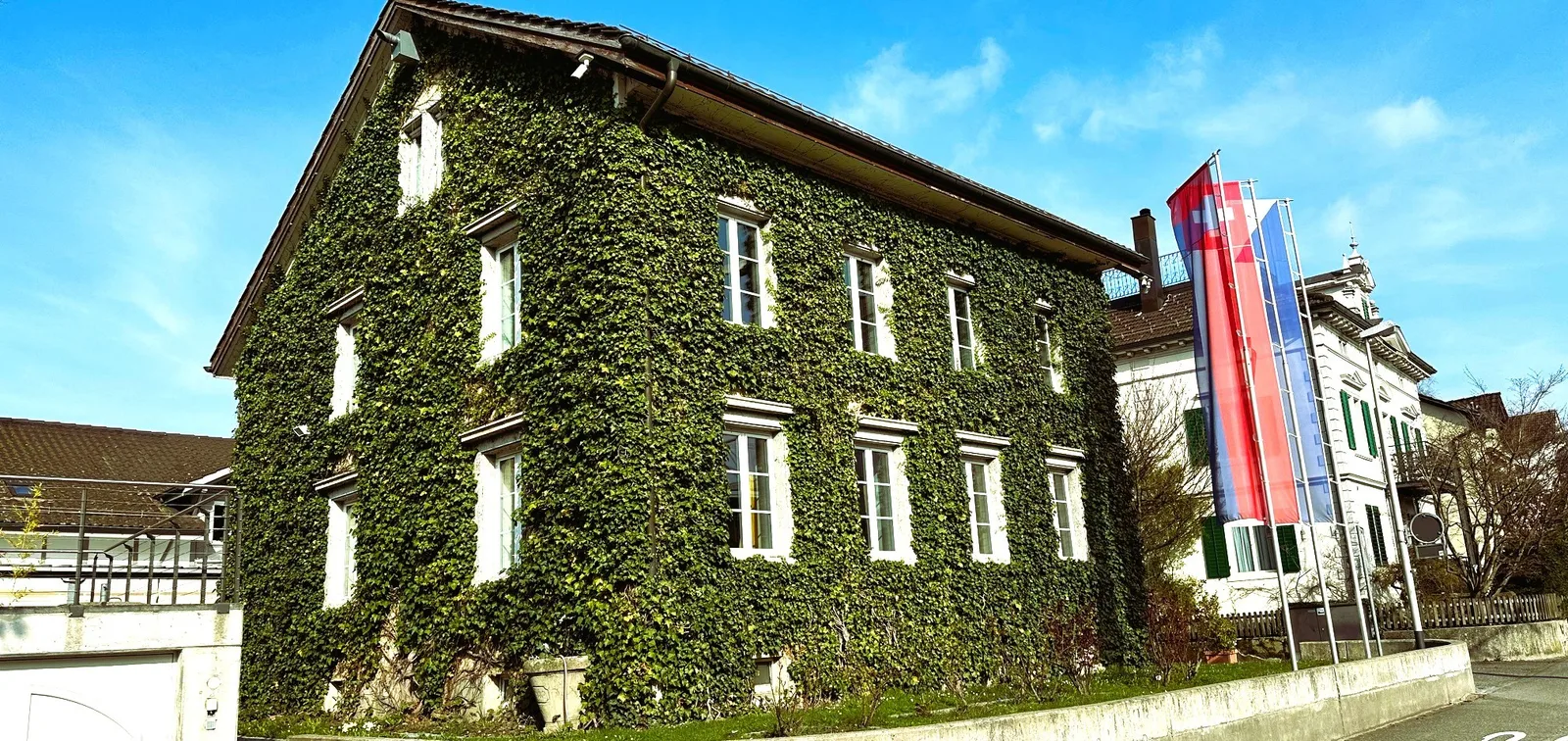 Aussenansicht des efeubewachsenen Praxisgebäudes in Uster